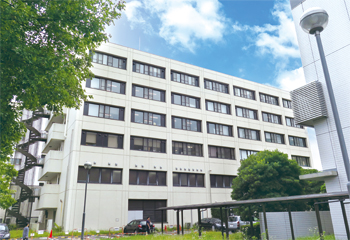 〒305-8575　茨城県つくば市天王台1-1-1　健康医科学イノベーション棟302、307